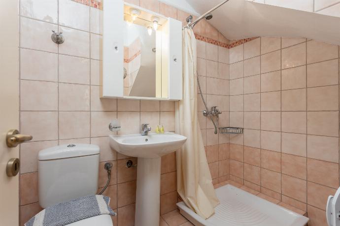 Family bathroom with shower on ground floor . - Ioannas House . (Галерея фотографий) }}