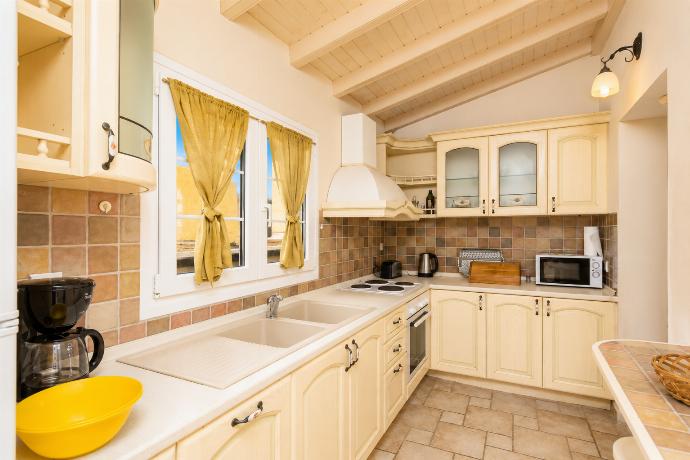 Equipped kitchen . - Ioannas House . (Photo Gallery) }}