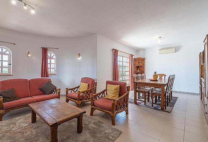 Open-space living room and dinning area . - Villa Nora . (Fotogalerie) }}