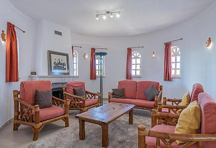 Living room with ornamented fireplace and wi-fi . - Villa Nora . (Galería de imágenes) }}