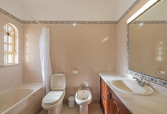 Bathroom . - Villa Nora . (Photo Gallery) }}