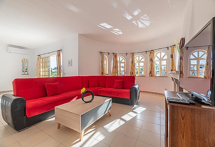 Living room with comfortable sofa, TV and ornamental fire place . - Villa Natalia . (Fotogalerie) }}