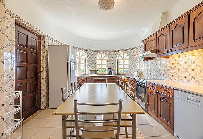 Equipped kitchen . - Villa Natalia . (Galerie de photos) }}