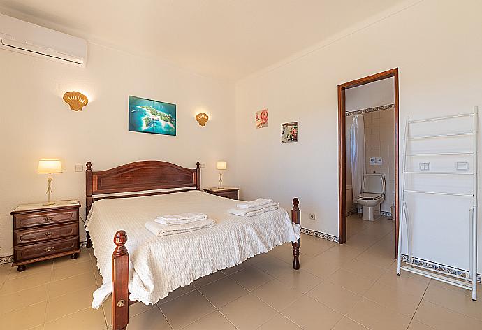 Double room with A/C and ensuite bathroom  . - Villa Natalia . (Galerie de photos) }}