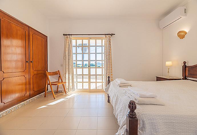 Double room with A/C . - Villa Natalia . (Galerie de photos) }}