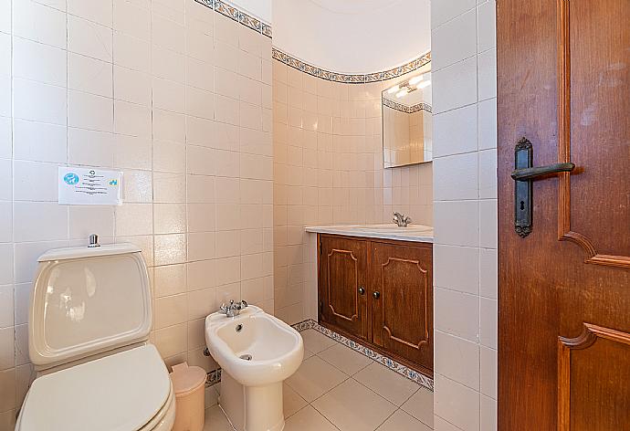 Toilet . - Villa Natalia . (Photo Gallery) }}