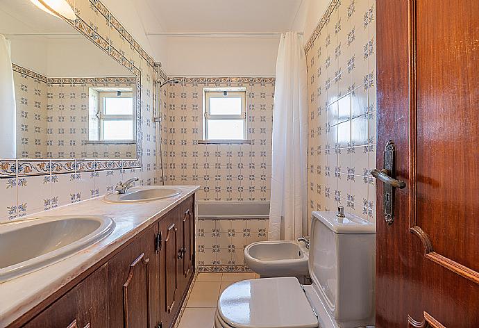 Bathroom with bath and toilet . - Villa Natalia . (Galerie de photos) }}