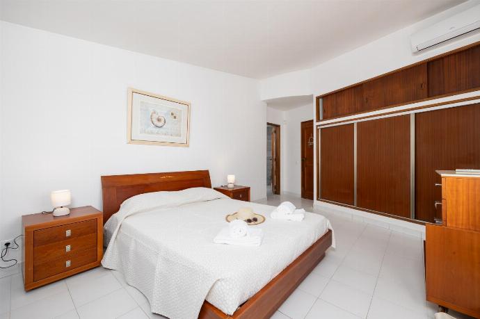 Double bedroom with en suite bathroom and A/C . - Villa Veiguinha . (Photo Gallery) }}