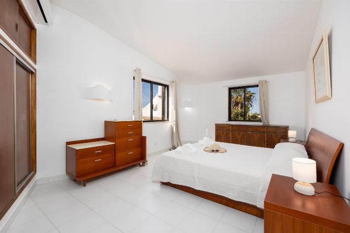 Double bedroom with en suite bathroom and A/C . - Villa Veiguinha . (Photo Gallery) }}