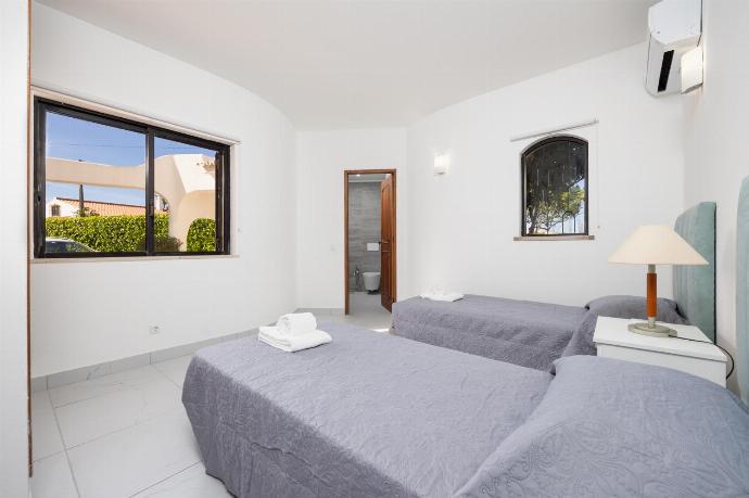 Twin bedroom with en suite bathroom and A/C . - Villa Veiguinha . (Photo Gallery) }}