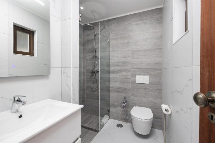 En suite bathroom with shower . - Villa Veiguinha . (Photo Gallery) }}