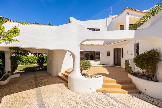 Private off-road parking area . - Villa Veiguinha . (Photo Gallery) }}