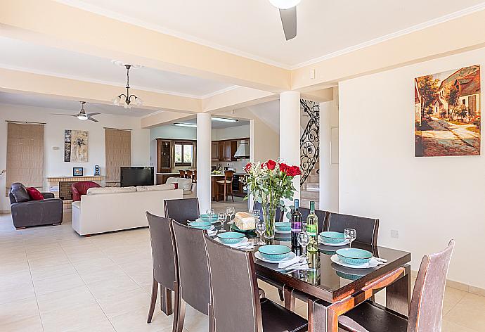 Open-plan living room with sofas, dining area, kitchen, ornamental fireplace, A/C, WiFi internet, and satellite TV . - Villa Dora . (Galleria fotografica) }}