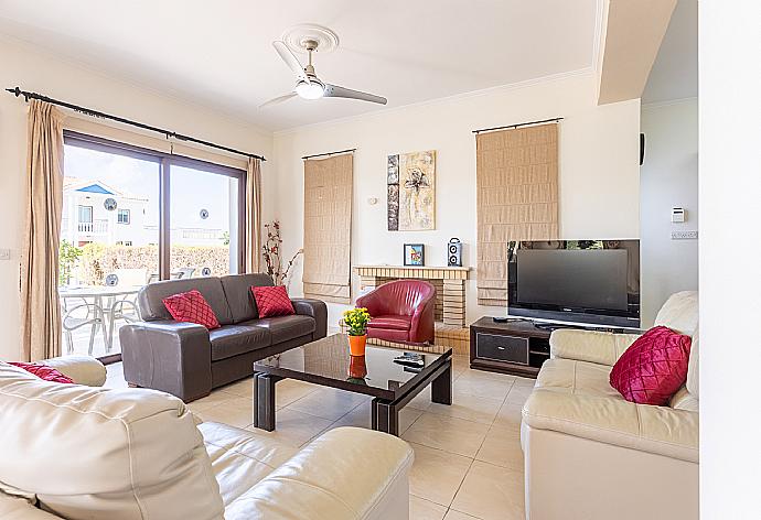 Open-plan living room with sofas, dining area, kitchen, ornamental fireplace, A/C, WiFi internet, and satellite TV . - Villa Dora . (Galerie de photos) }}