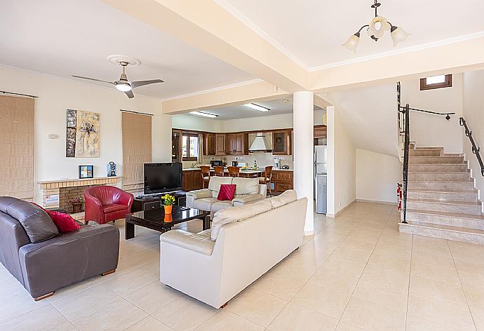 Open-plan living room with sofas, dining area, kitchen, ornamental fireplace, A/C, WiFi internet, and satellite TV . - Villa Dora . (Fotogalerie) }}