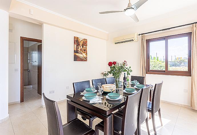 Open-plan living room with sofas, dining area, kitchen, ornamental fireplace, A/C, WiFi internet, and satellite TV . - Villa Dora . (Galleria fotografica) }}