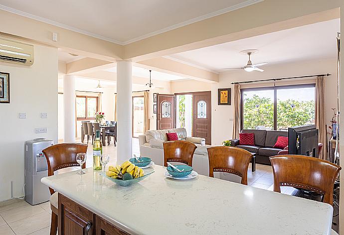 Open-plan living room with sofas, dining area, kitchen, ornamental fireplace, A/C, WiFi internet, and satellite TV . - Villa Dora . (Fotogalerie) }}