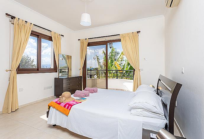 Double bedroom with A/C and balcony access . - Villa Dora . (Fotogalerie) }}