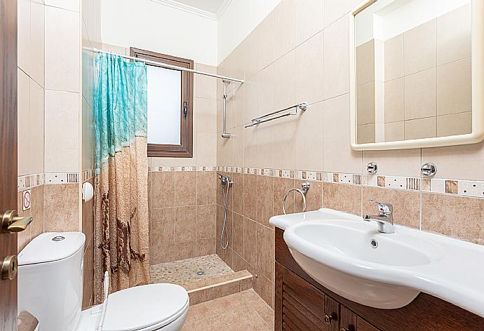 Family bathroom with shower . - Villa Dora . (Galleria fotografica) }}