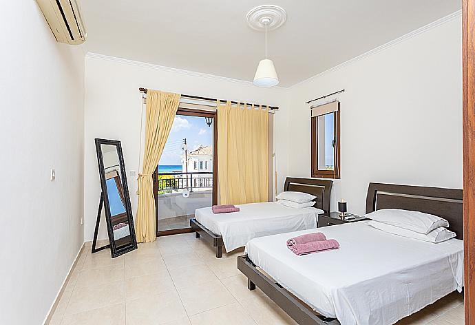 Twin bedroom with A/C and balcony access . - Villa Dora . (Fotogalerie) }}