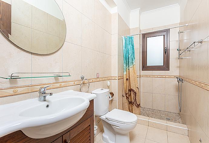 Family bathroom with shower . - Villa Dora . (Galleria fotografica) }}