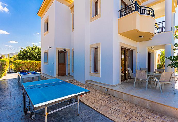 Terrace area with table tennis and pool table . - Villa Dora . (Galerie de photos) }}