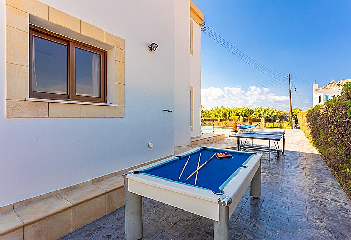 Terrace area with table tennis and pool table . - Villa Dora . (Galerie de photos) }}