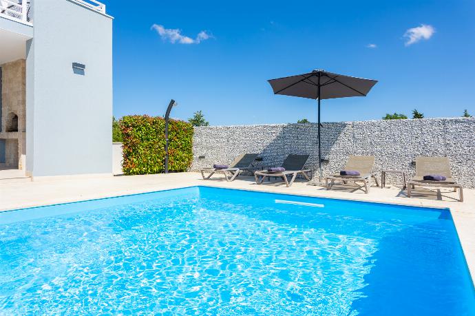 Private pool and terrace . - Villa Ovis . (Галерея фотографий) }}