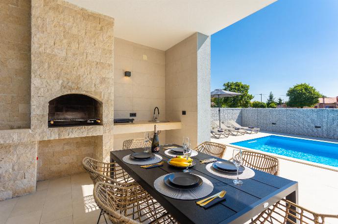 Sheltered terrace area with BBQ . - Villa Ovis . (Fotogalerie) }}