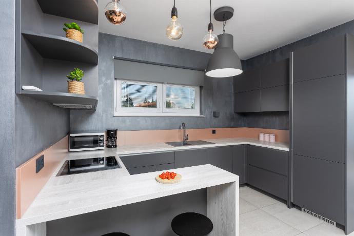 Equipped kitchen . - Villa Ovis . (Galerie de photos) }}