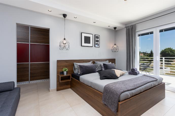 Double bedroom with en suite bathroom, A/C, TV, and balcony access . - Villa Ovis . (Galleria fotografica) }}