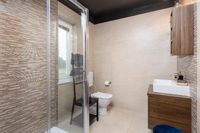 En suite bathroom with shower . - Villa Ovis . (Galerie de photos) }}