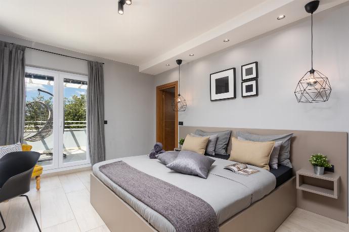 Double bedroom with en suite bathroom, A/C, TV, and balcony access . - Villa Ovis . (Галерея фотографий) }}