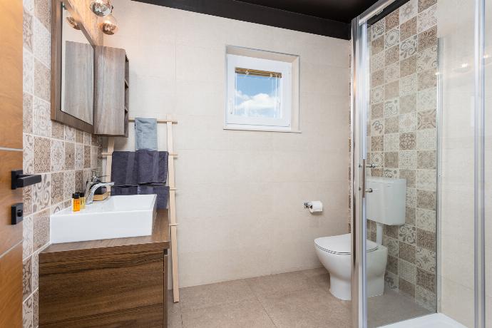 En suite bathroom with shower . - Villa Ovis . (Photo Gallery) }}