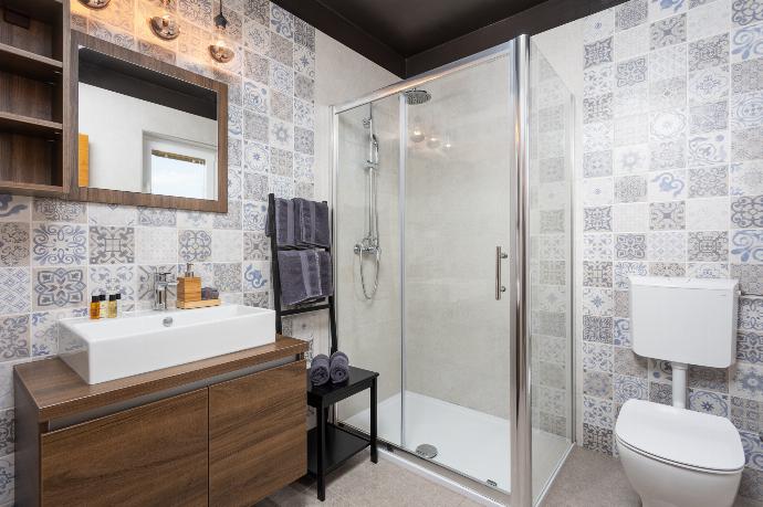 En suite bathroom with shower . - Villa Ovis . (Galleria fotografica) }}