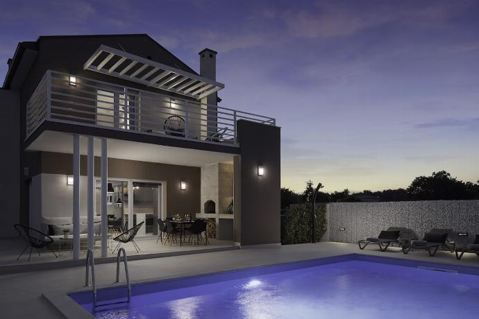  . - Villa Ovis . (Photo Gallery) }}
