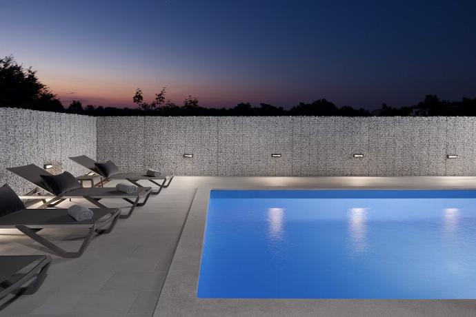  . - Villa Ovis . (Photo Gallery) }}