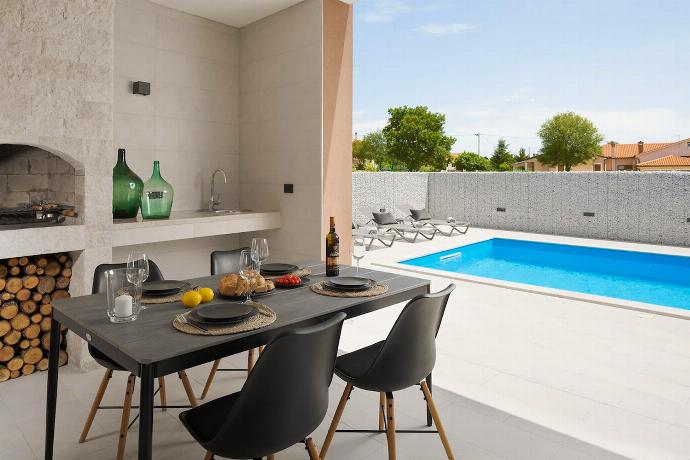  . - Villa Ovis . (Photo Gallery) }}