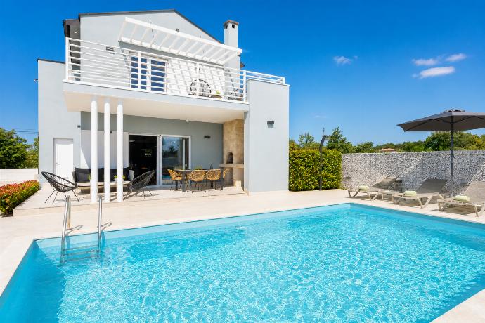  . - Villa Ovis . (Photo Gallery) }}