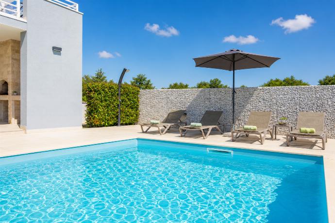  . - Villa Ovis . (Photo Gallery) }}