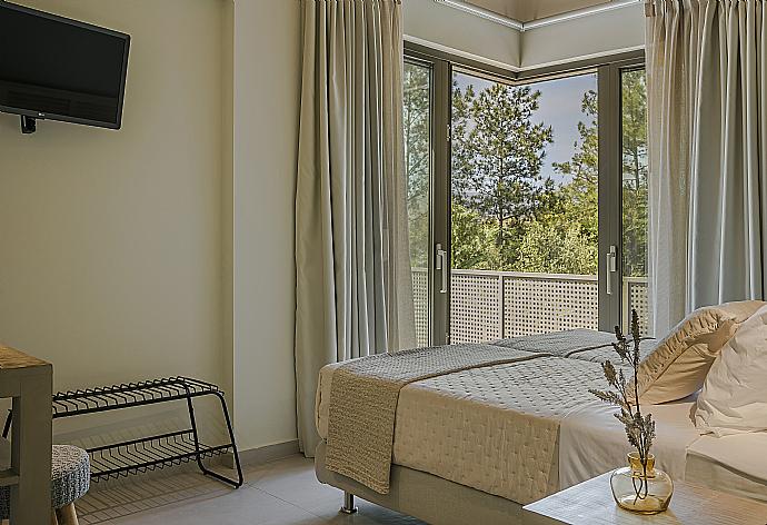 Bedroom with A/C, TV and terrace . - Villa Sunset . (Fotogalerie) }}