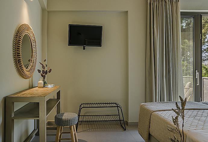 Bedroom with A/C, TV and terrace . - Villa Sunset . (Galería de imágenes) }}