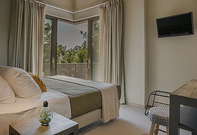 Bedroom with A/C, TV and terrace . - Villa Sunset . (Galería de imágenes) }}