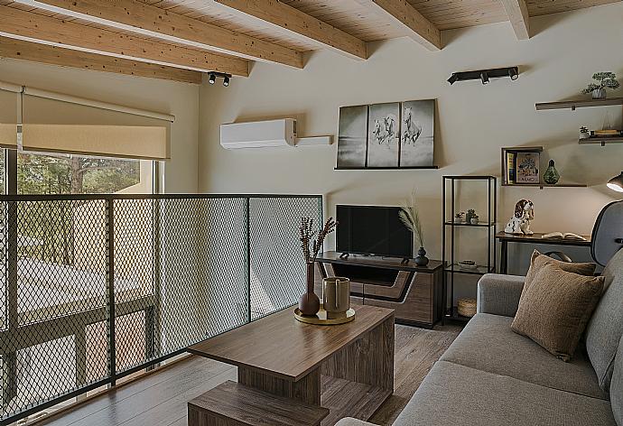 Living room with sofa and TV . - Villa Sunset . (Galería de imágenes) }}