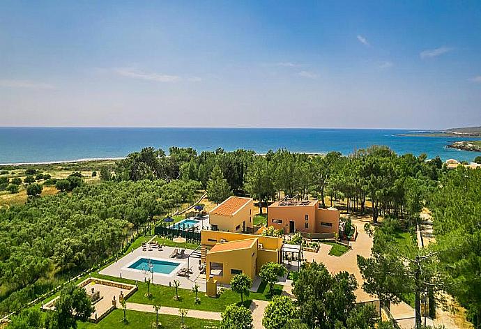 Aerial view of Sound of Sea Villas . - Villa Sunset . (Galería de imágenes) }}