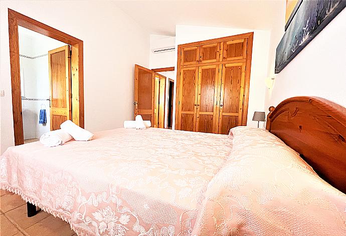 Double bedroom with en suite bathroom . - Villa Mar Uno . (Galleria fotografica) }}