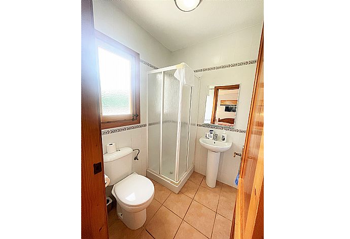 En suite bathroom with shower . - Villa Mar Uno . (Galleria fotografica) }}