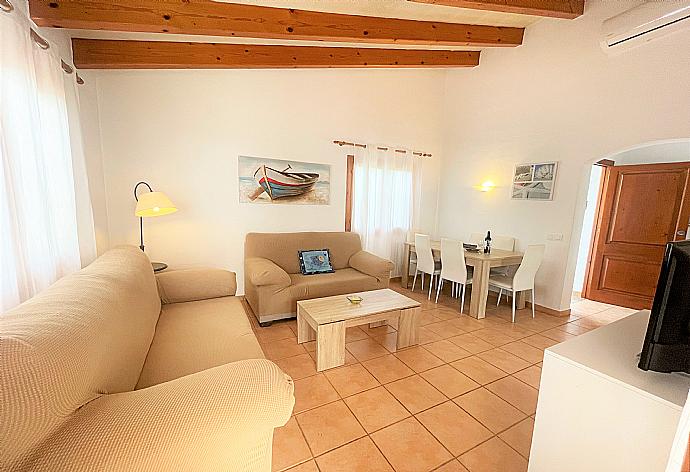  Living room with dining area, WiFi Internet, Satellite TV . - Villa Mar Uno . (Galleria fotografica) }}