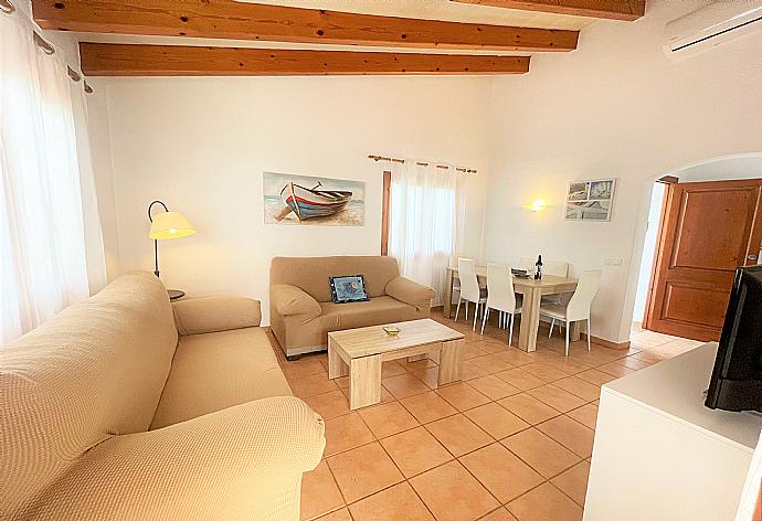  Living room with dining area, WiFi Internet, Satellite TV . - Villa Mar Uno . (Galleria fotografica) }}