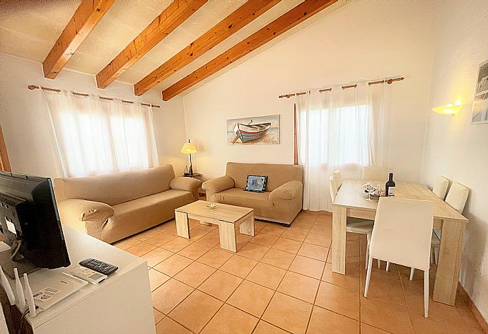  Living room with dining area, WiFi Internet, Satellite TV . - Villa Mar Uno . (Galerie de photos) }}